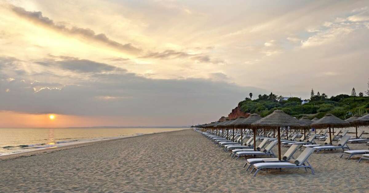 Een foto van het strand bij Conrad Algarve