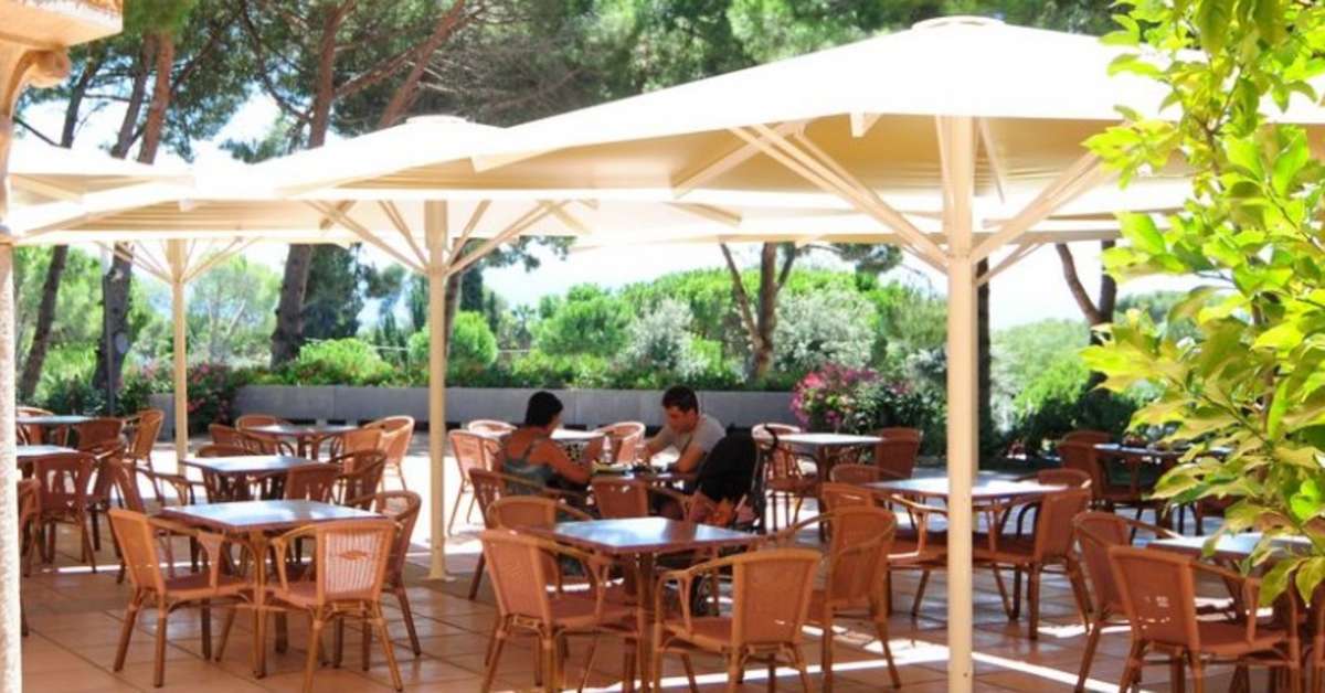 Een foto van het terras bij Aparthotel Ciutat de Palol