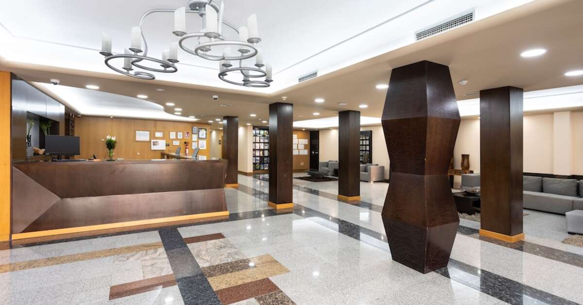 Een foto van het interieur van Aparthotel El Duque