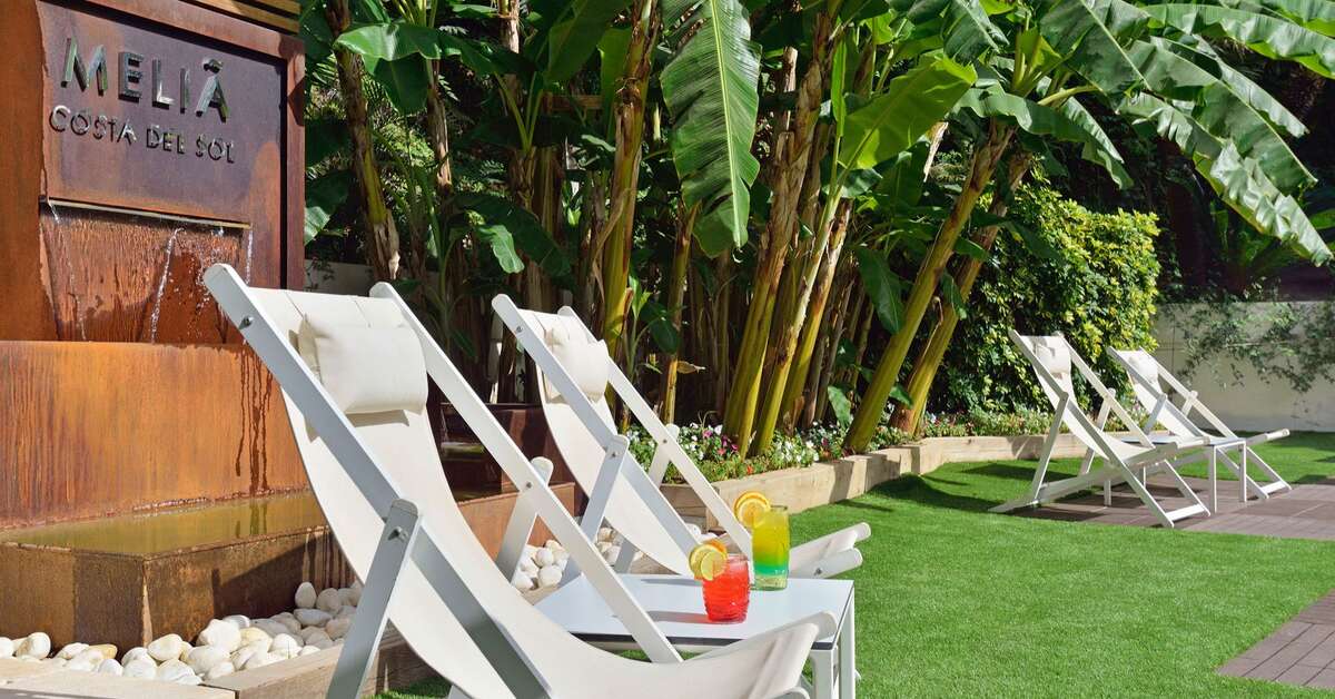 Een foto van het terras bij Melia Costa Del Sol