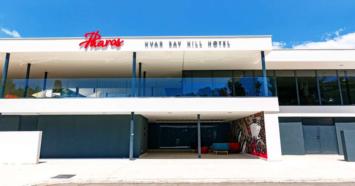 Een foto van de buitenkant van Pharos Hvar Bayhill Hotel