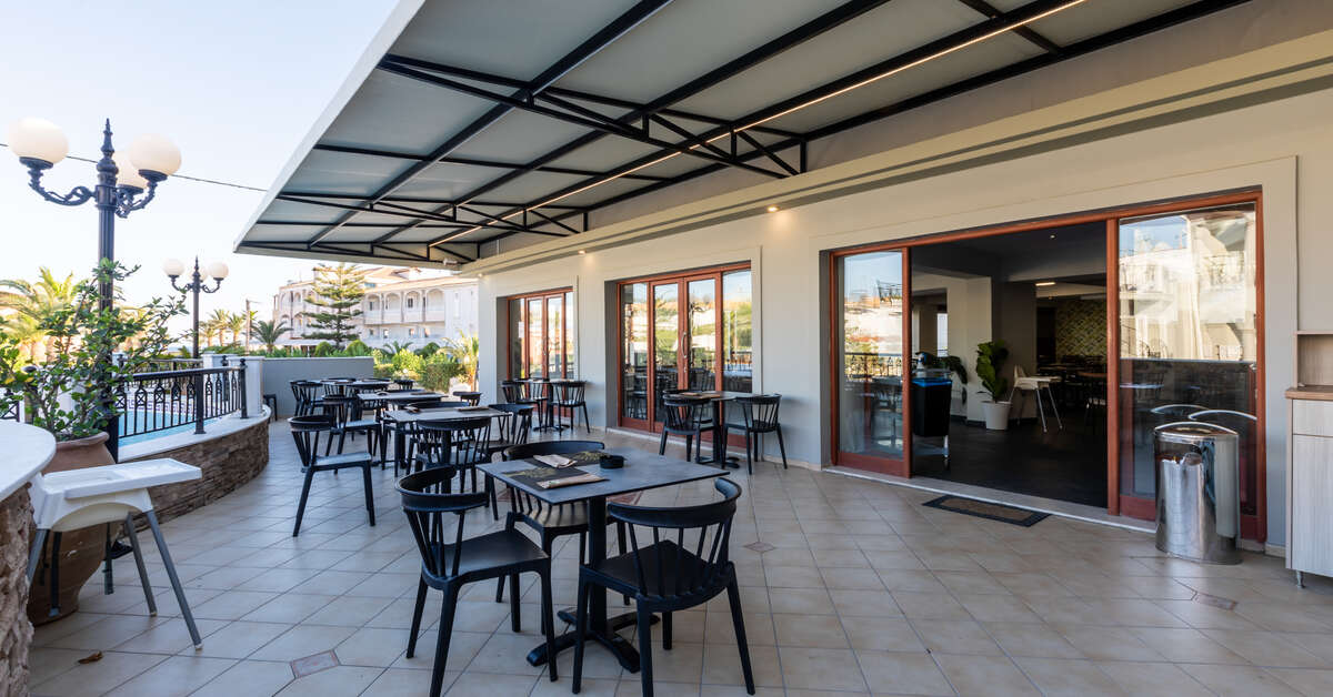 Een foto van het terras bij White Olive Premium Hotel