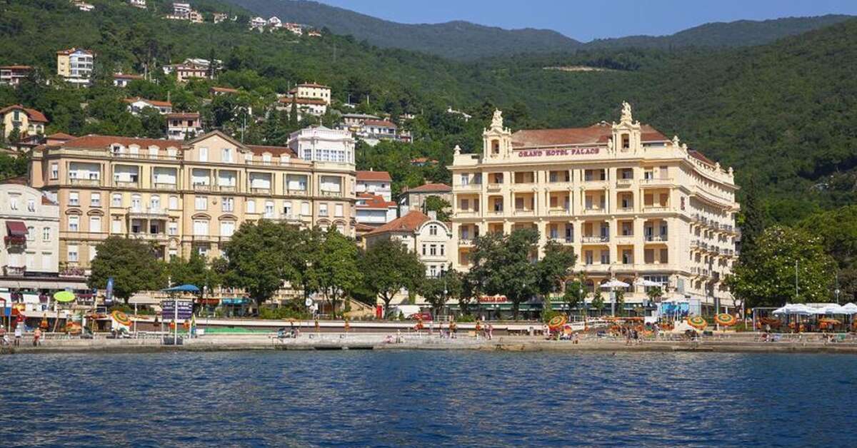 Een foto van de buitenkant van Hotel Palace Bellevue