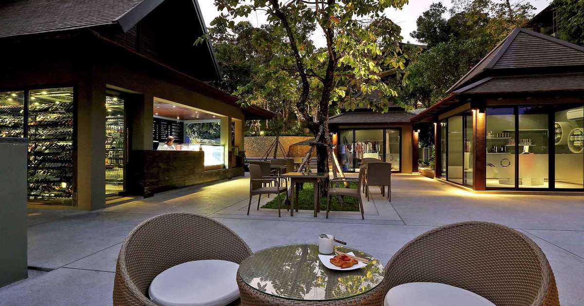 Een foto van het terras bij Pullman Phuket Arcadia Naithon Beach