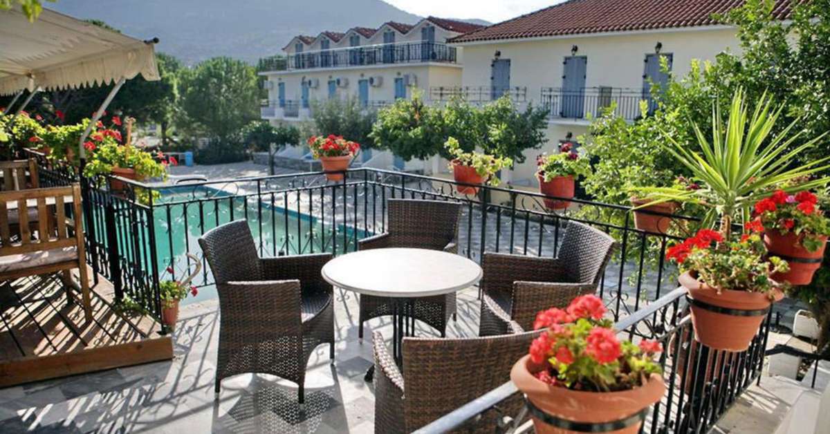 Een foto van het terras bij Hotel Theofilos Classic