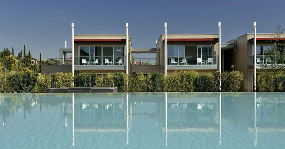 Een foto van het zwembad bij Aqualux Hotel Spa Suite & Terme