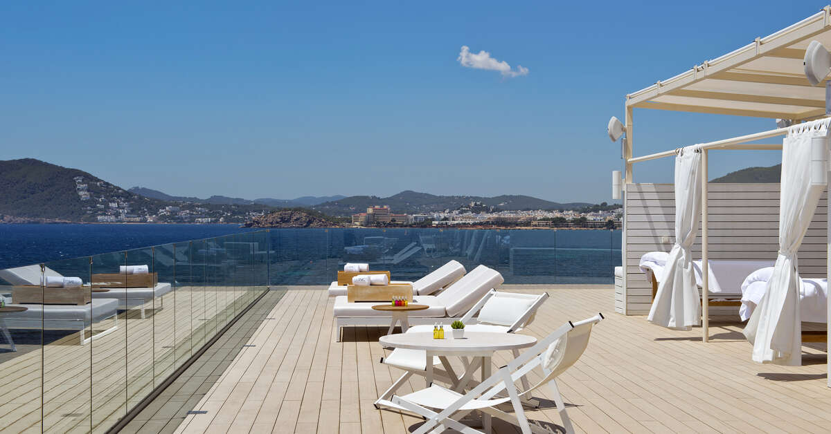 Een foto van het terras bij ME Ibiza