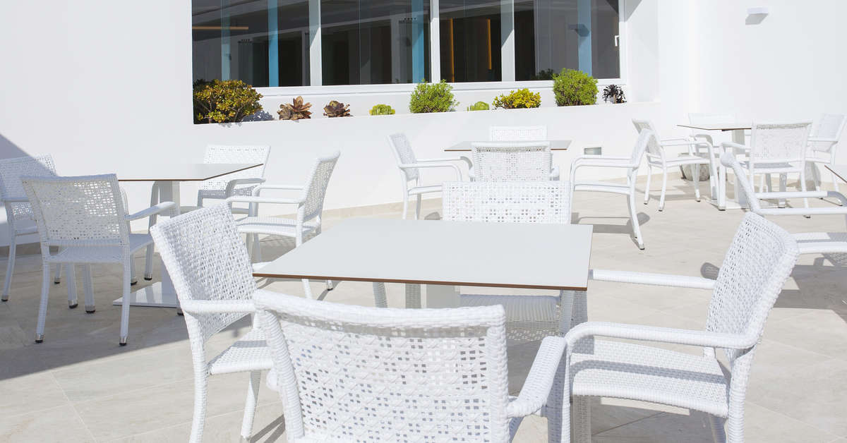 Een foto van het terras bij Grupotel Farrutx