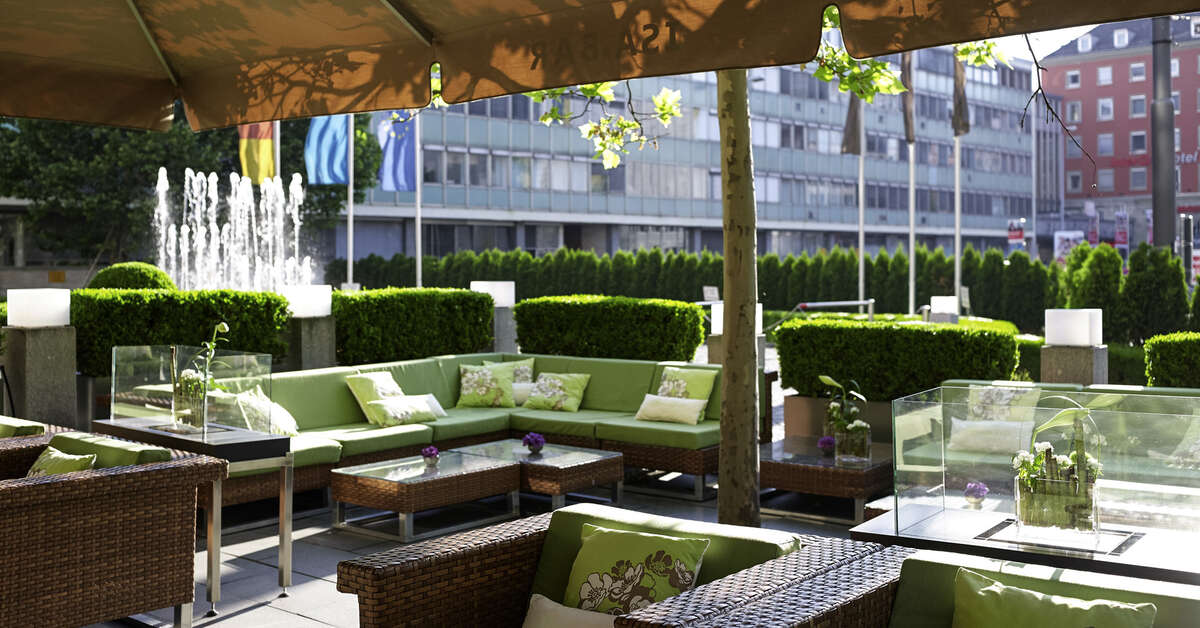 Een foto van het terras bij Sofitel Munich Bayerpost