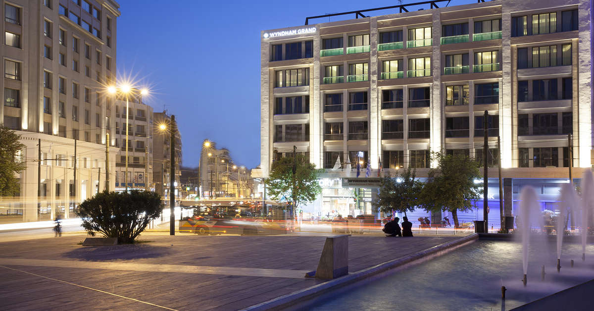 Een foto van de buitenkant van Zeus Essence Wyndham Athens Residence