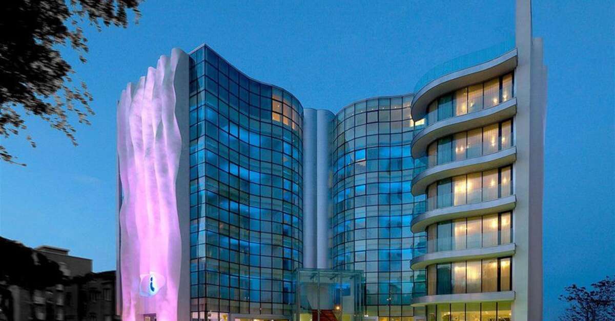 Een foto van de buitenkant van I-Suite Hotel