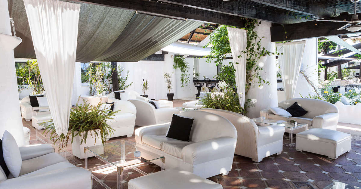 Een foto van het terras bij Hotel Suites Albayzin del Mar