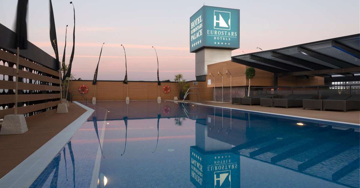 Een foto van het zwembad bij Eurostars Palace