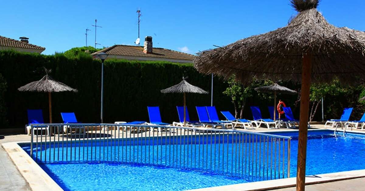 Een foto van het zwembad bij Ibersol Playa Dorada