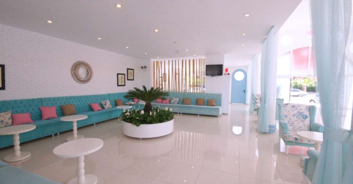 Een foto van het interieur van Karbel Hotel