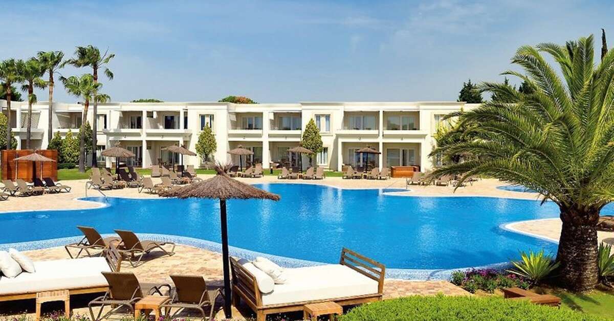 Een foto van het zwembad bij Vincci Costa Golf
