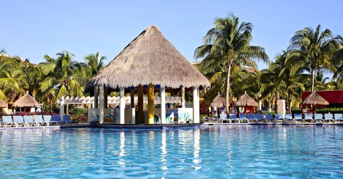 Een foto van het zwembad bij Grand Bahia Principe Coba