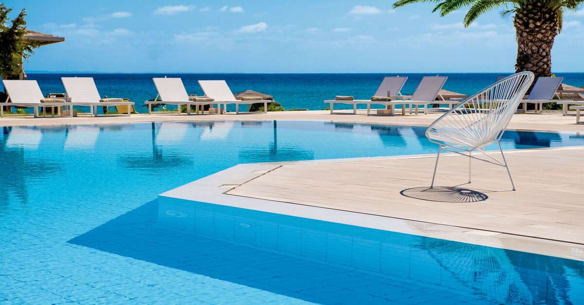 Een foto van het zwembad bij The Bay Hotel & Suites