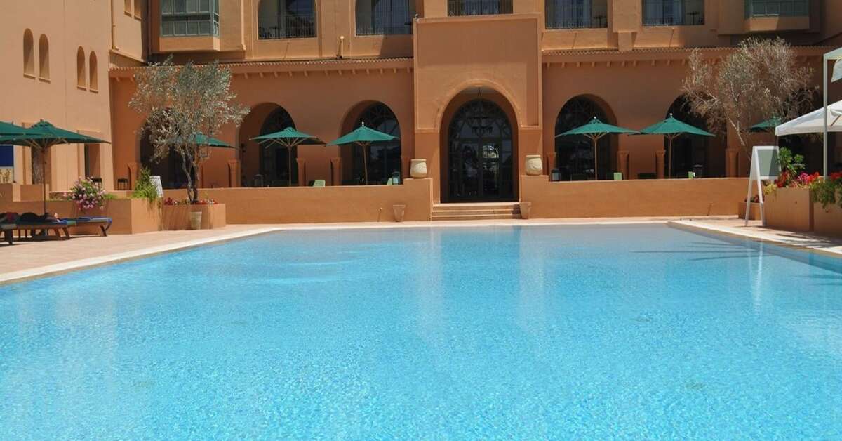Een foto van het zwembad bij Alhambra Thalasso