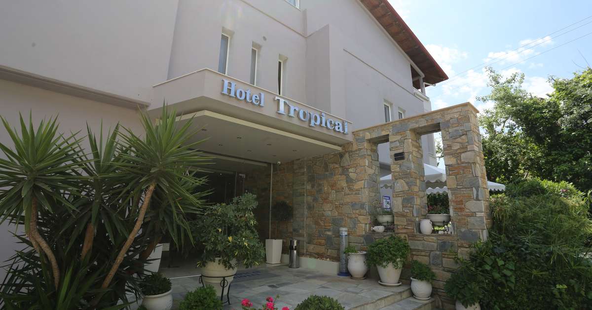 Een foto van de buitenkant van Hotel Tropical