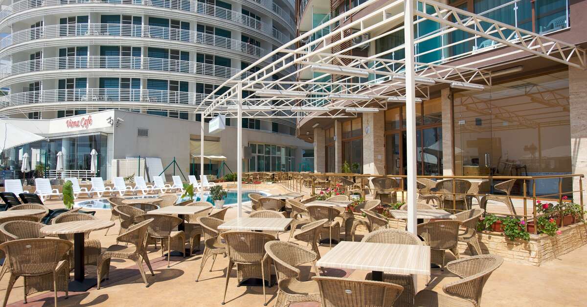 Een foto van het terras bij Seabreeze Hotel