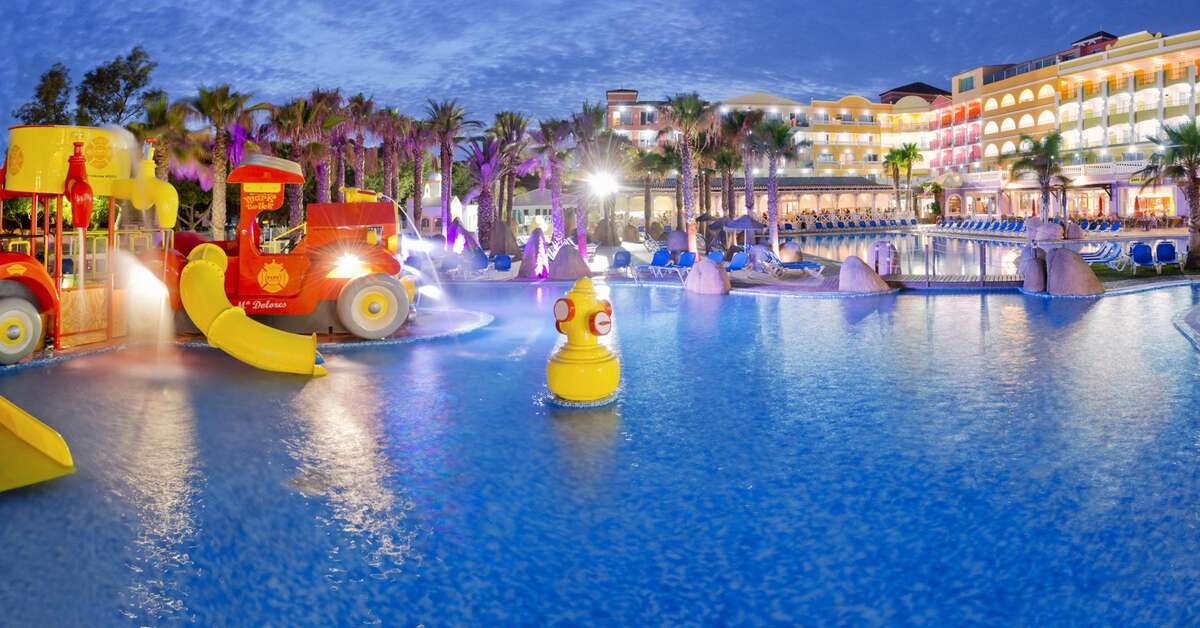 Een foto van het zwembad bij Mediterraneo Bay Hotel & Resort