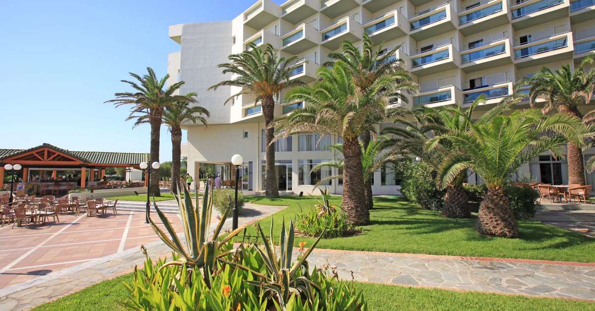 Een foto van de buitenkant van Hotel Apollo Beach