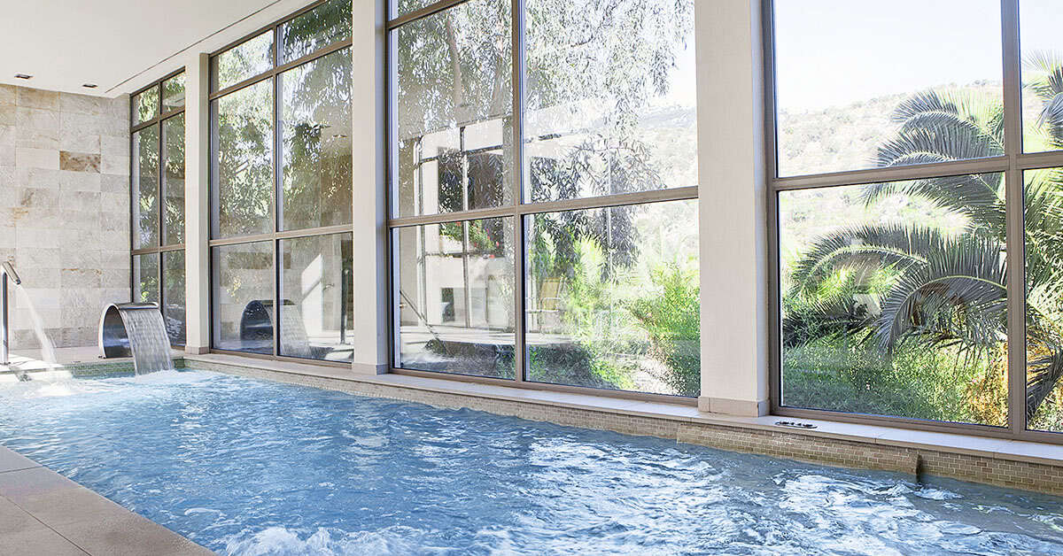 Een foto van het zwembad bij L'Hermitage Hotel & Spa