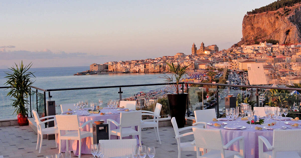 Ein Foto von der Terrasse im Cefalu Sea Palace