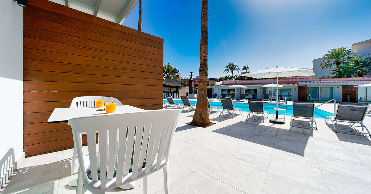 Een foto van het zwembad bij Sanom Beach Resort