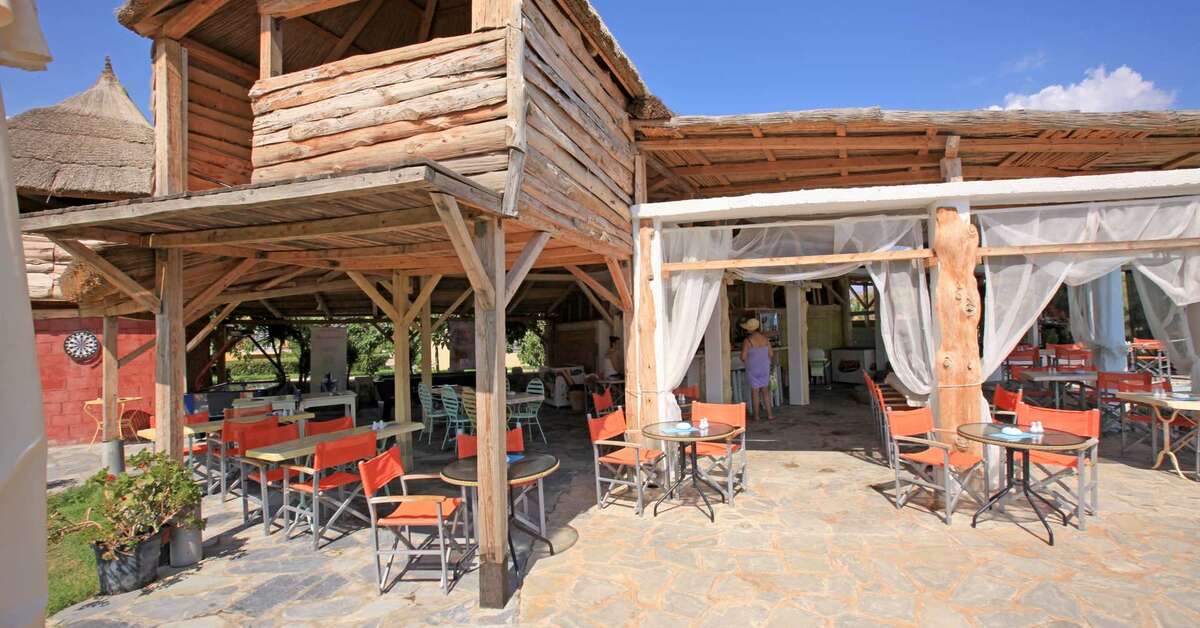Ein Foto von der Terrasse im Orpheas Resort