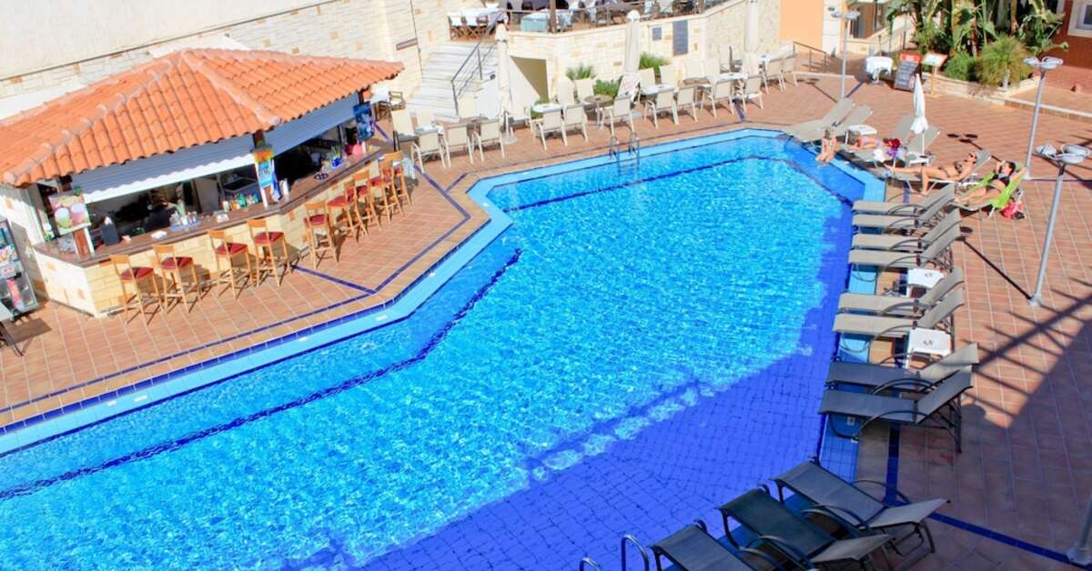 Een foto van het zwembad bij Porto Kalamaki Appartementen