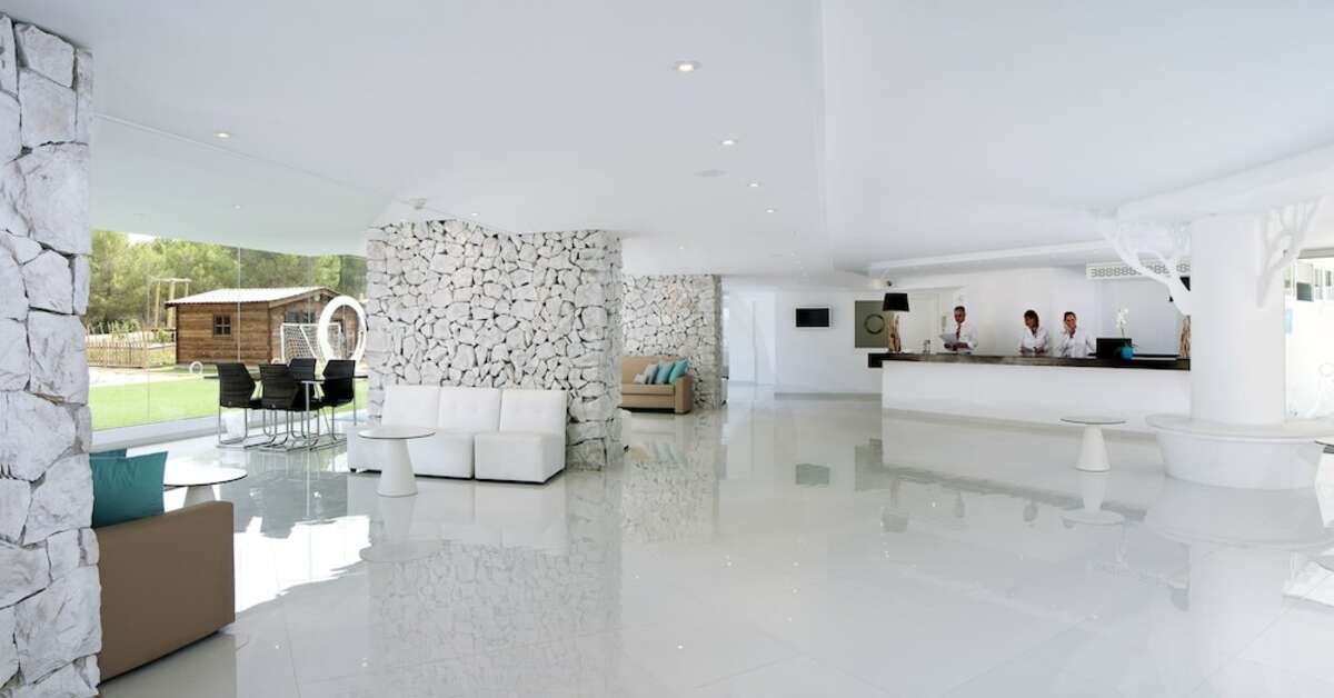 Ein Foto vom Innenbereich im Fergus Style Cala Blanca Suites