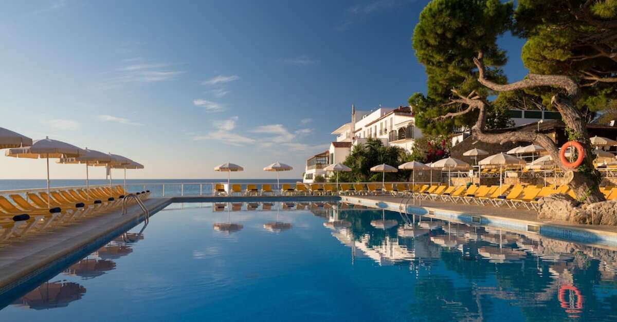 Een foto van het zwembad bij H-Top Caleta Palace