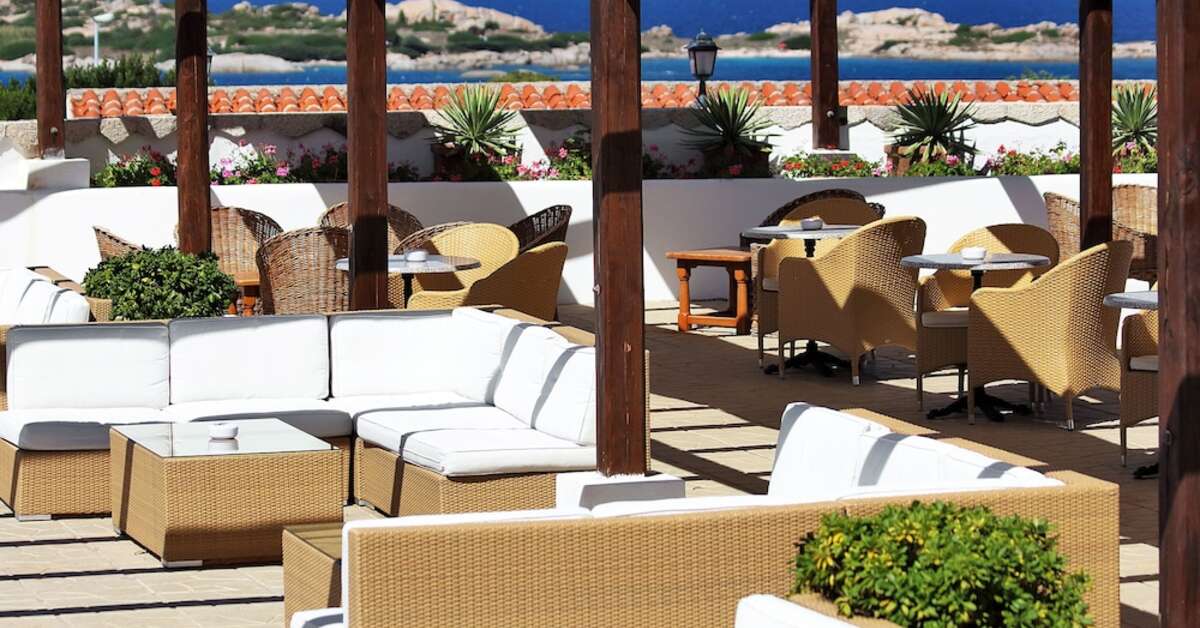 Een foto van het terras bij Colonna Grand Hotel Capo Testa