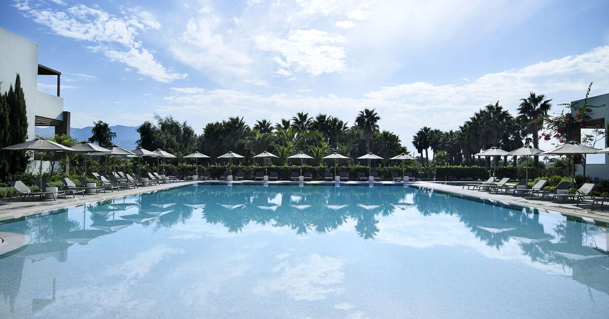 Een foto van het zwembad bij Pelagos Suites Hotel & Spa
