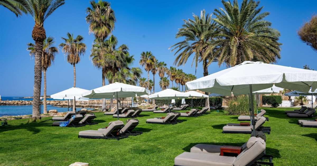 Een foto van het terras bij Coral Beach Hotel & Resort