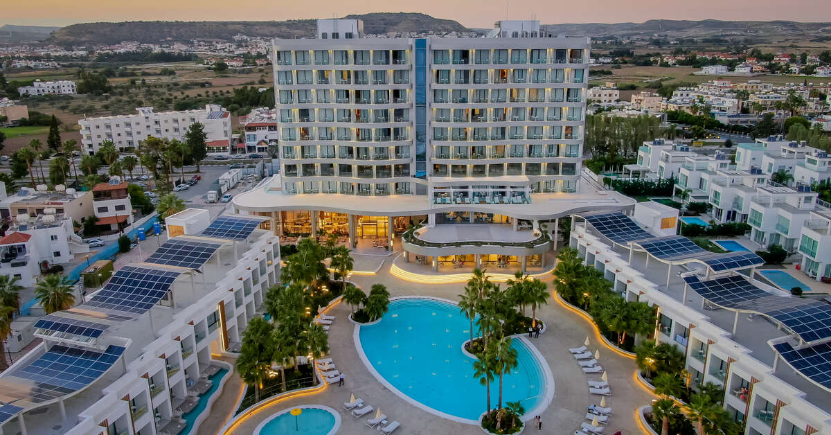 Een foto van het zwembad bij Radisson Larnaca Beach Resort