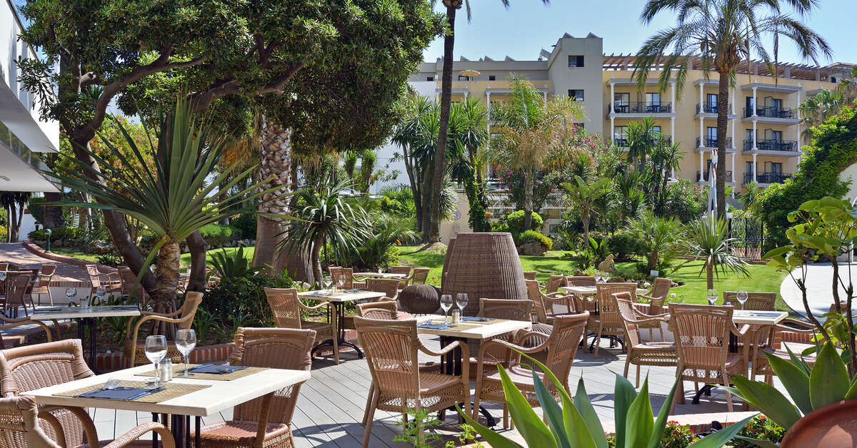 Een foto van het terras bij Sol Torremolinos Don Pablo