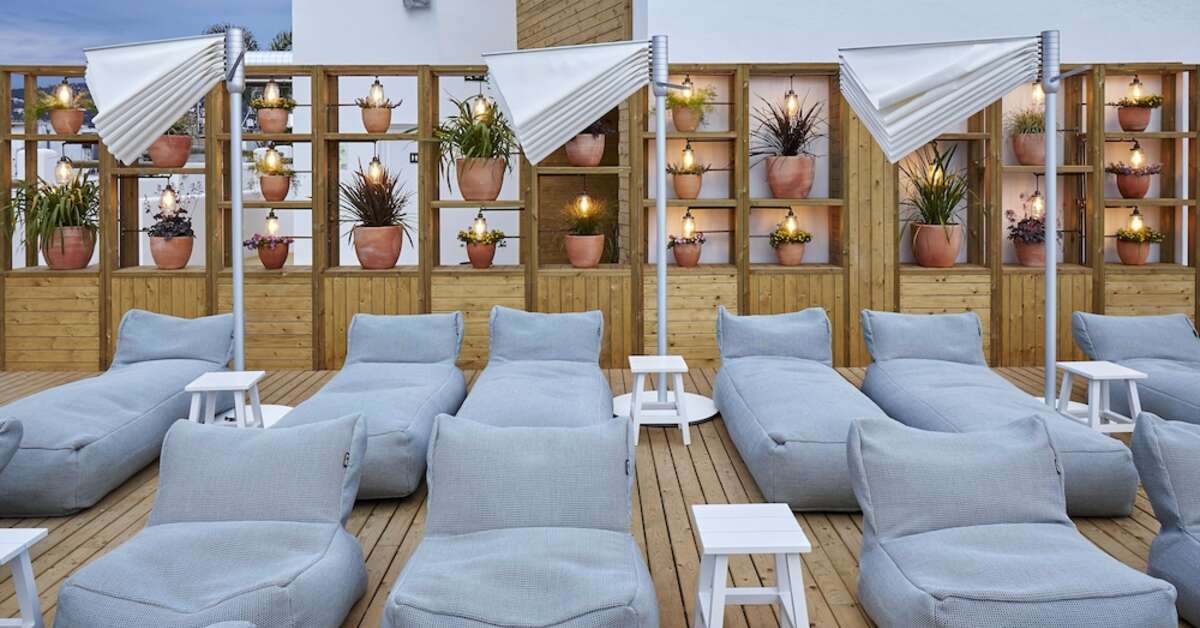 Een foto van het terras bij Hotel Delamar