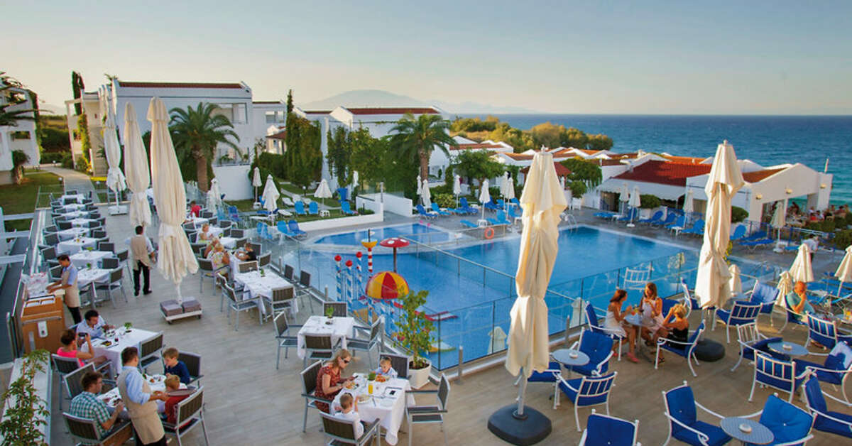 Een foto van het zwembad bij AluaSoul Zakynthos
