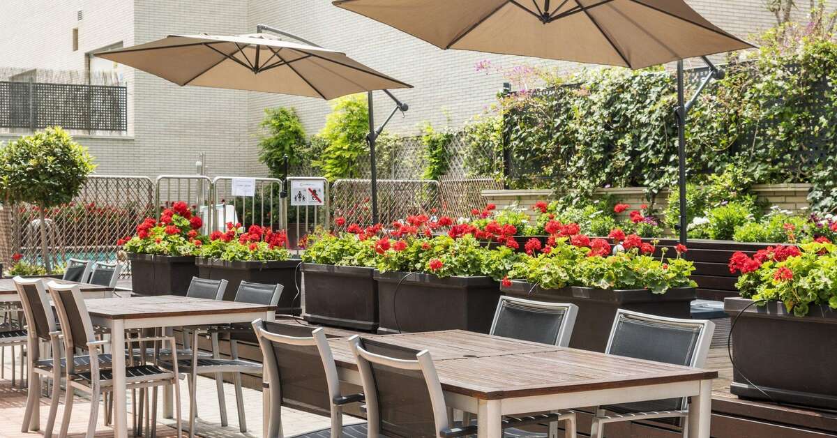 Een foto van het terras bij Hotel Ilunion Valencia 4