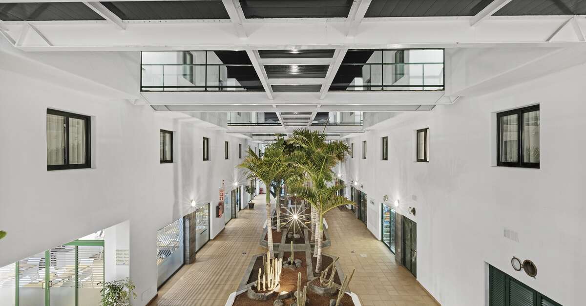 Een foto van de buitenkant van THB Flora