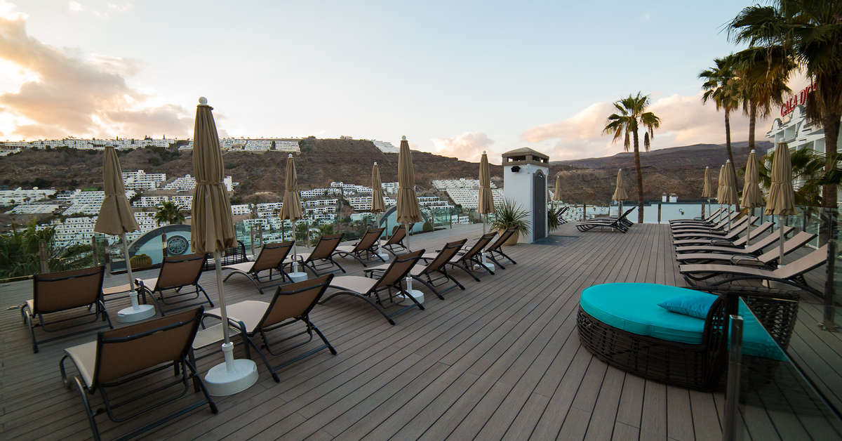 Een foto van het terras bij Cala D’Or Appartementen