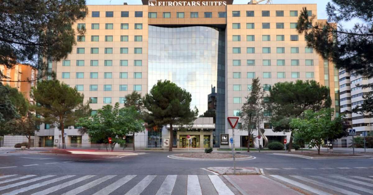 Een foto van de buitenkant van Eurostars Suites Mirasierra