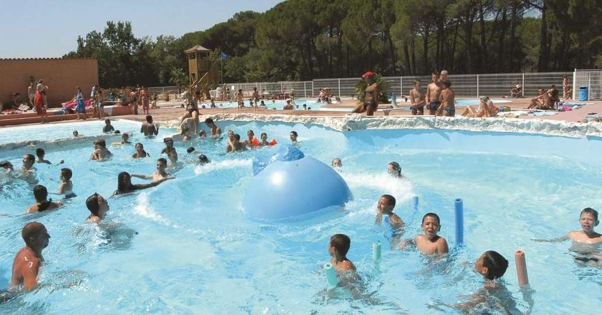 Een foto van het zwembad bij Parc Saint James Oasis Village