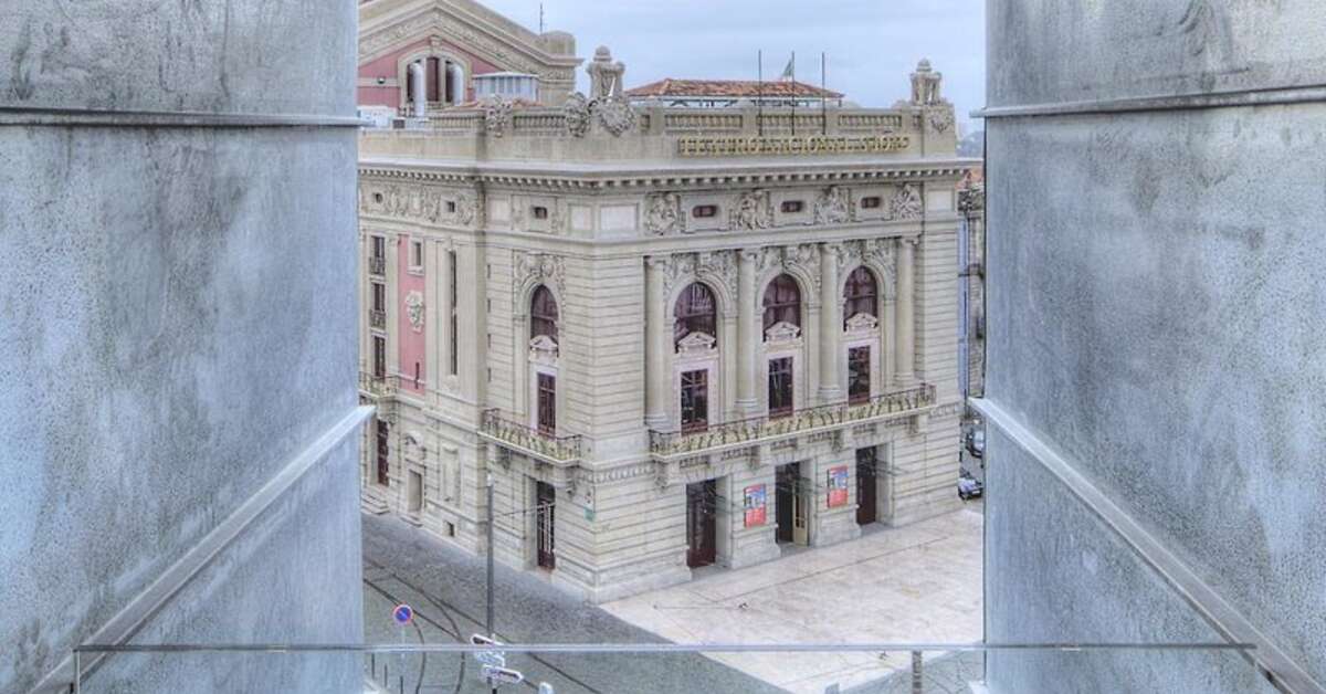 Een foto van het interieur van NH Collection Porto Batalha