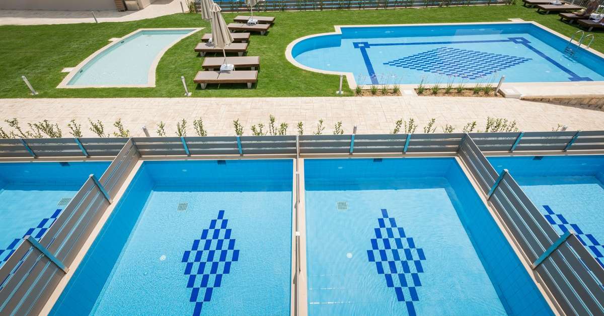 Een foto van het zwembad bij Vantaris Blue