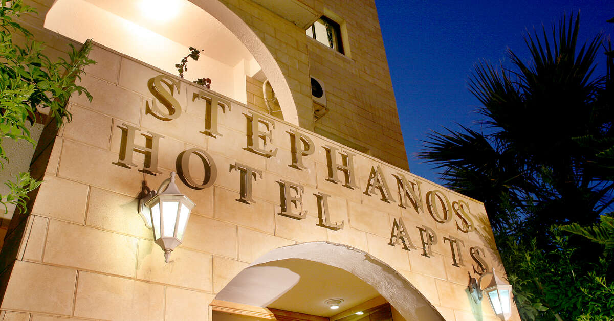 Een foto van de buitenkant van Stephanos Hotel Appartementen