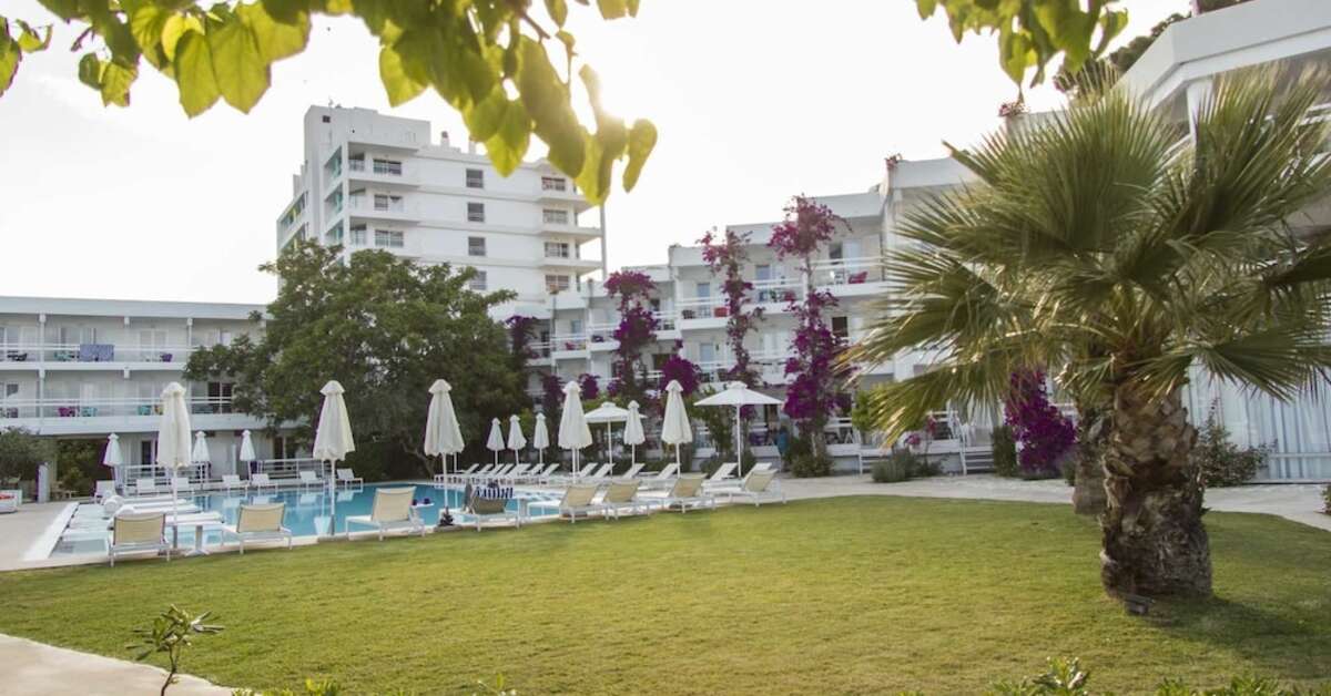 Een foto van het zwembad bij Marathon Beach Resort